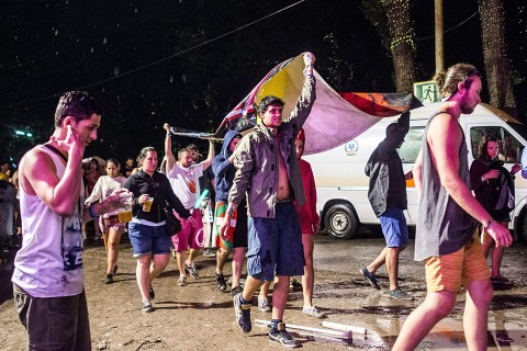 sziget utolsó nap, sárban (Array)