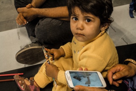 újszülött menekült (Array)