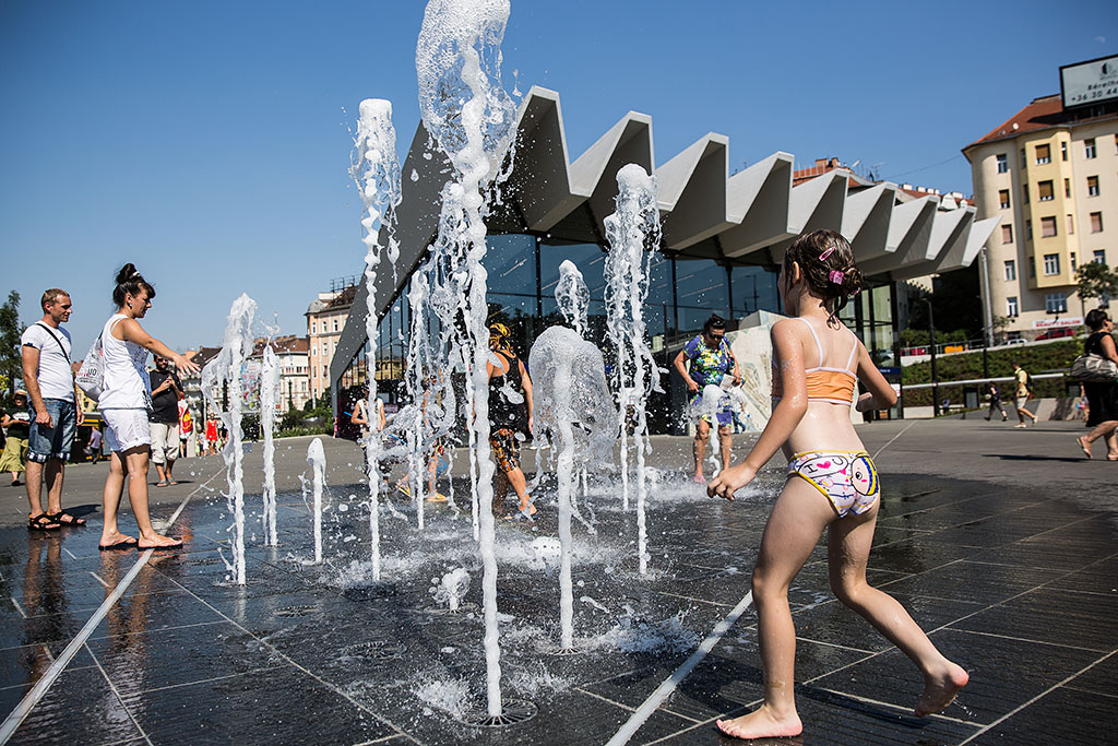 Ítéletidő: a monokinis lányokat elmosta a Duna 9 Budapest tél 01 1