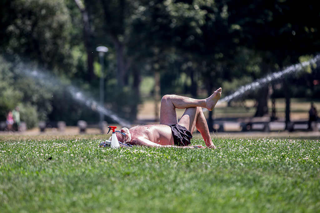 Ítéletidő: a monokinis lányokat elmosta a Duna 1 Budapest tél 01 1