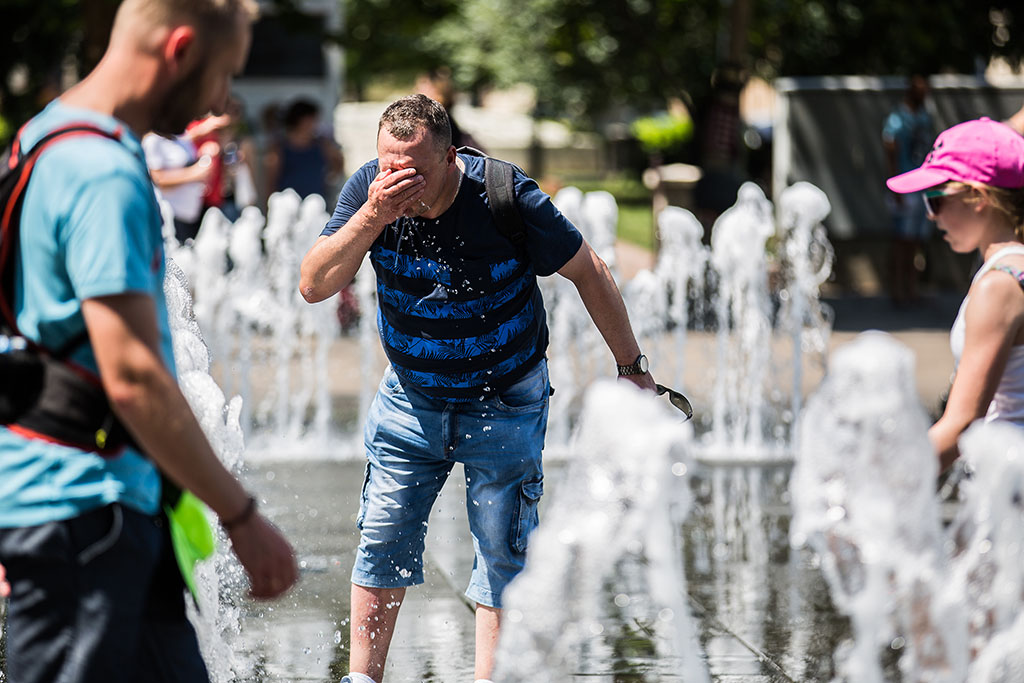 Ítéletidő: a monokinis lányokat elmosta a Duna 7 Budapest tél 01 1
