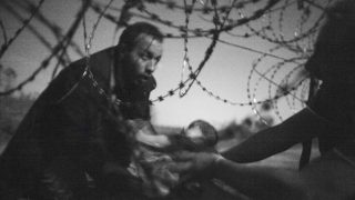 Warren Richardson díjnyertes fotója a magyar határkerítésnél készült