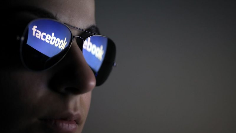 facebook tükröződik a szemüvegen