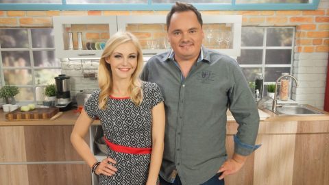 (Kiemelt képen: Márton Adrienn és Pataky Péter, a Chili TV képernyősei)