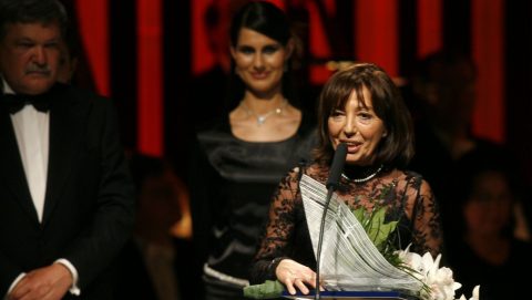 Budapest, 2007. december 7. Rangos Katalin, az MTV elnöki és mûsorpolitikai fõtanácsadója megköszöni az elismerést, miután átvette a magyar írott és elektronikus sajtó kategóriában a Prima Primissima Díjat a Mûvészetek Palotájában. Kiemelkedõ teljesítményükért a magyar szellemi élet, a kultúra, a mûvészet, a tudomány képviselõi ötödik alkalommal részesültek elismerésben a vállalkozók napján. MTI Fotó: Szigetváry Zsolt