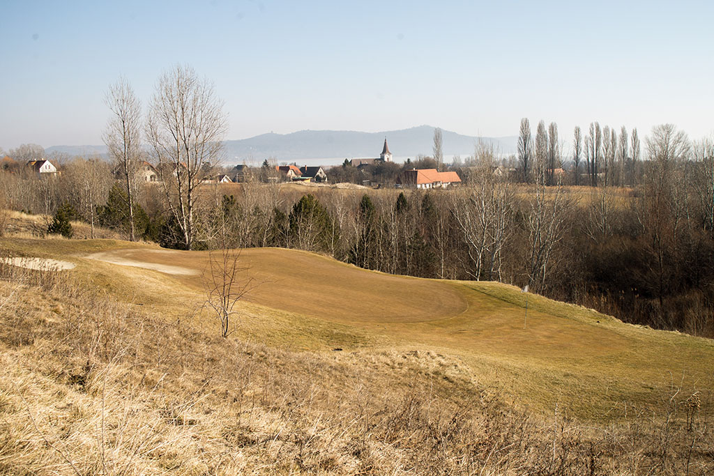 Áron alul kínálják már a becsődölt balatoni golfpályát 24.hu