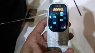 Nokia 3310 felújított kígyó - Barcelona Mobile World Congress. fotó: Szalay Dániel (mobiltelefonos felvétel)