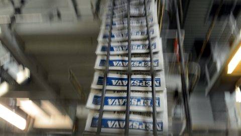 Budapest, 2012. október 4. A Népszava napilap példányai haladnak a gyártósoron a Ringier nagytétényi nyomdájában 2012. október 4-én. MTI Fotó: Kovács Tamás