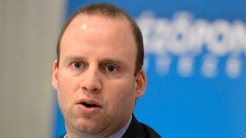 György Bence, a TV2 aktuális műsorok vezető szerkesztője beszél a Nézőpont Intézet Médiaműhely szakmai rendezvényén, amelyen öt csatorna esti híradójának (M1, Duna, Kossuth Rádió, TV2, RTL Klub) első negyedéves híreiből készített tartalomelemzést ismertették a Paulay Teremben 2013. április 24-én. MTI Fotó: Kovács Tamás