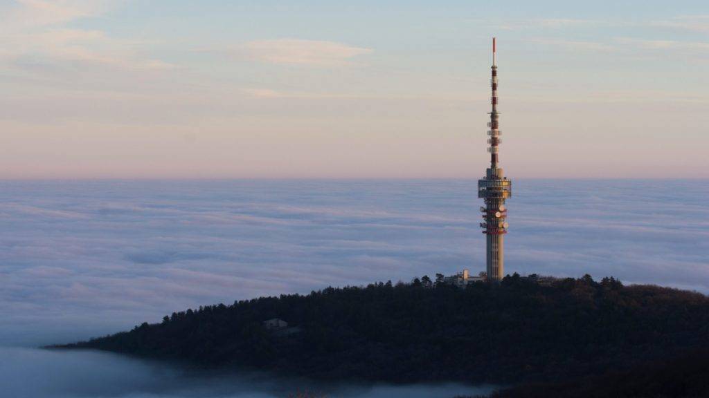 Pécs, 2013. január 1. A ködből kiemelkedő Misina tetői tévétorony Pécsen 2013. január 1-jén. MTI Fotó: Sóki Tamás