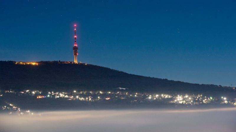 Köd Pécs felett, háttérben a tévétorony a Makártetőről fotózva 2015. december 27-én. MTI Fotó: Sóki Tamás