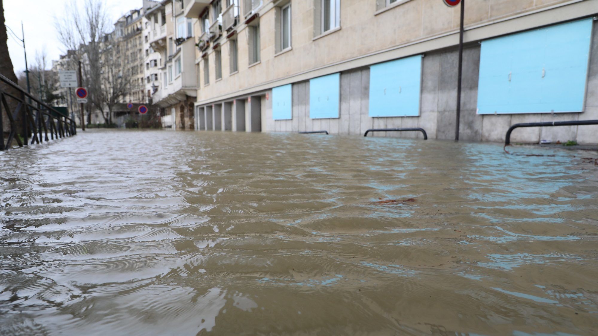 Вода затопила. Небольшие затопления городских улиц. Затопила. Потоп в Хрустальном. Зимой прорвало уличный водопровод затопило мой участок.