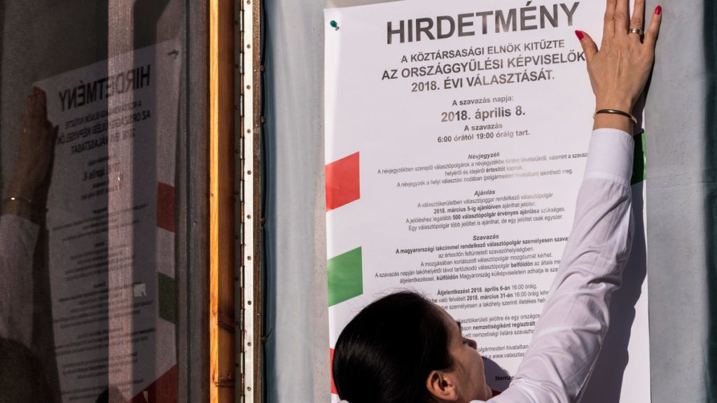 Budapest, 2018. január 18. A polgármesteri hivatal munkatársa kihelyezi az április 8-ai országgyűlési választás hirdetményét a Budavári Önkormányzat épületének ajtajára 2018. január 18-án. MTI Fotó: Szigetváry Zsolt