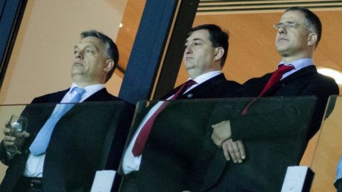 Kiemelt kép: Mészáros Lőrinc felcsúti polgármester (középen), Orbán Viktor (balra) miniszterelnök és Kósa Lajos, Debrecen fideszes polgármestere (jobbra) stadionavató ünnepségen 2014. május 1-jén. MTI Fotó: Czeglédi Zsolt