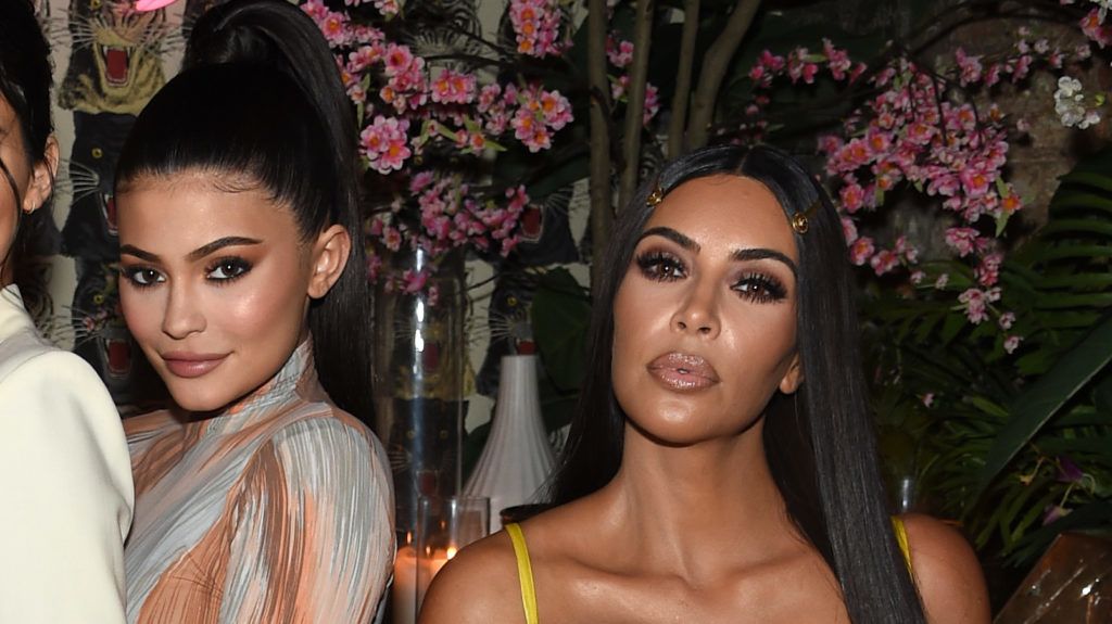 Kylie Jenner és Kim Kardashian babái közös képen cukiskodnak | 24.hu