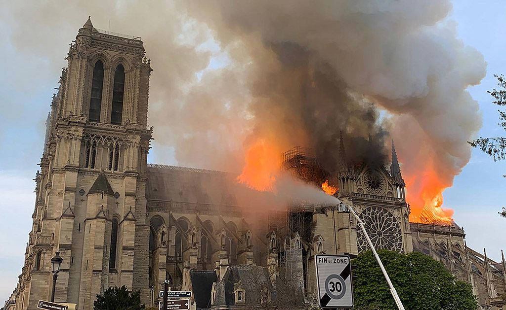 Galéria a lángokban álló Notre-Dame-ról 6