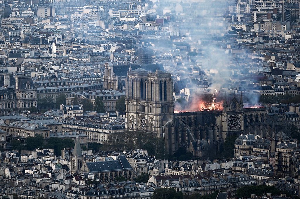 Galéria a lángokban álló Notre-Dame-ról 2