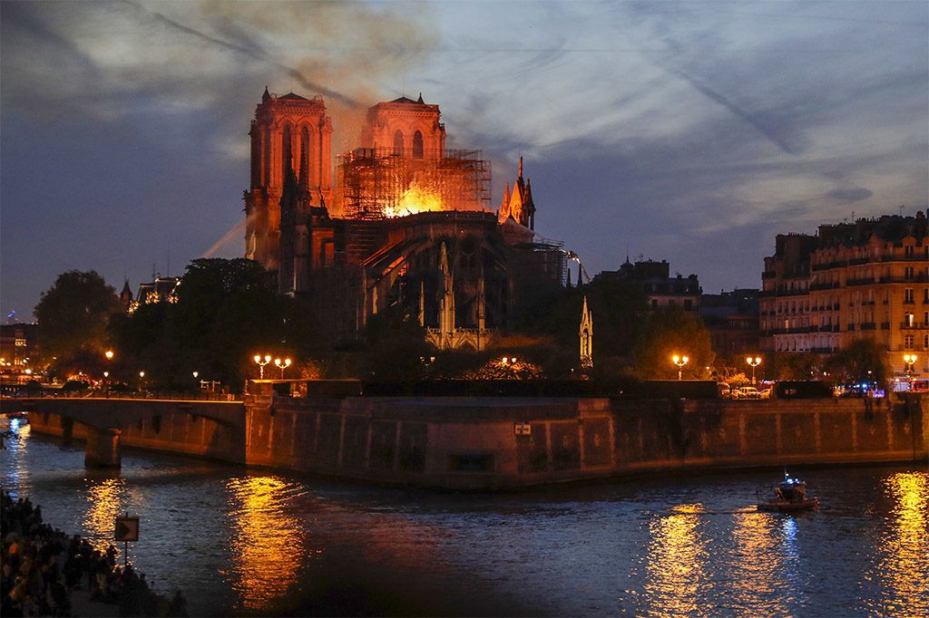Galéria a lángokban álló Notre-Dame-ról 4