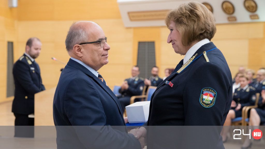 Nyugdíjba vonul a rendőrség első női tábornoka