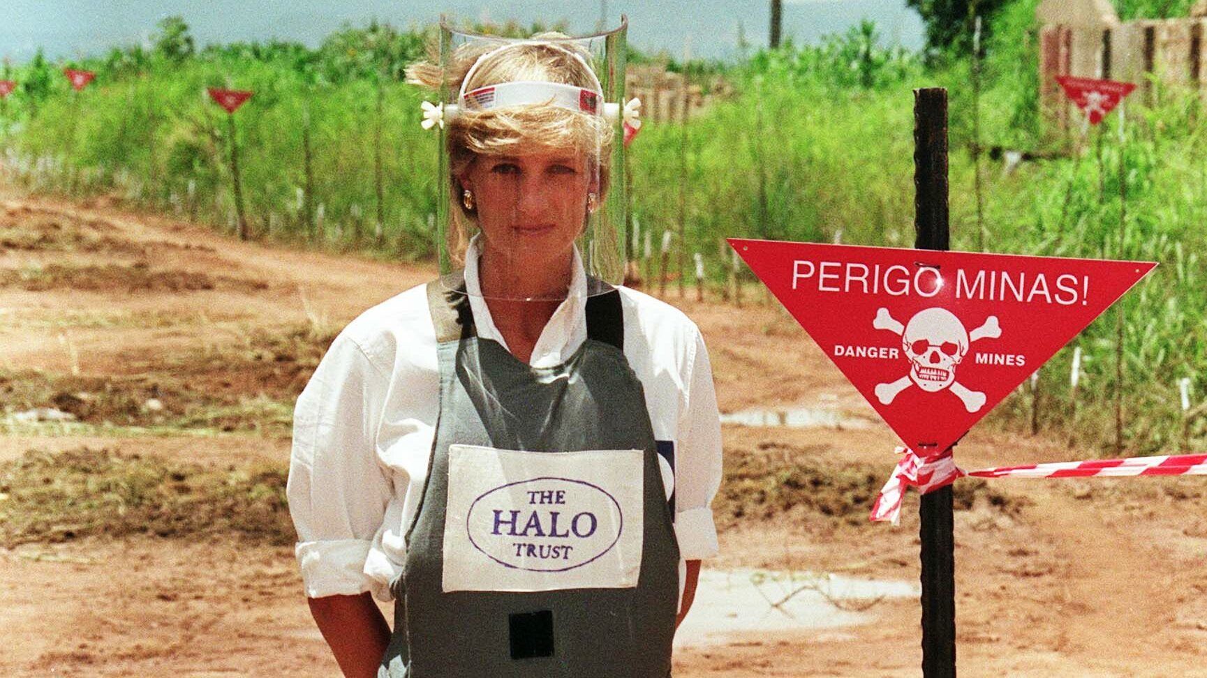 Ahogy 22 éve Diana, most Harry herceg is taposóaknák között sétálgatott | 24.hu