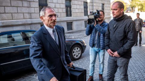 Blikk: Pintér Sándorra hivatkozva csalt ki közel százmillió forintot egy magát titkos ügynöknek kiadó férfi
