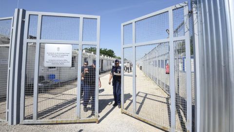 Brüsszel a magyar menekültügyi szabályok miatt már bírság kiszabását is kéri az uniós bíróságtól