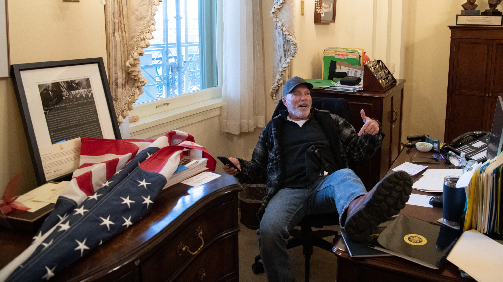 Своего отца сдавай. Кот терпит ребенка. Детский дом мем. Человек застрелился за столом. Мемы про детдом.