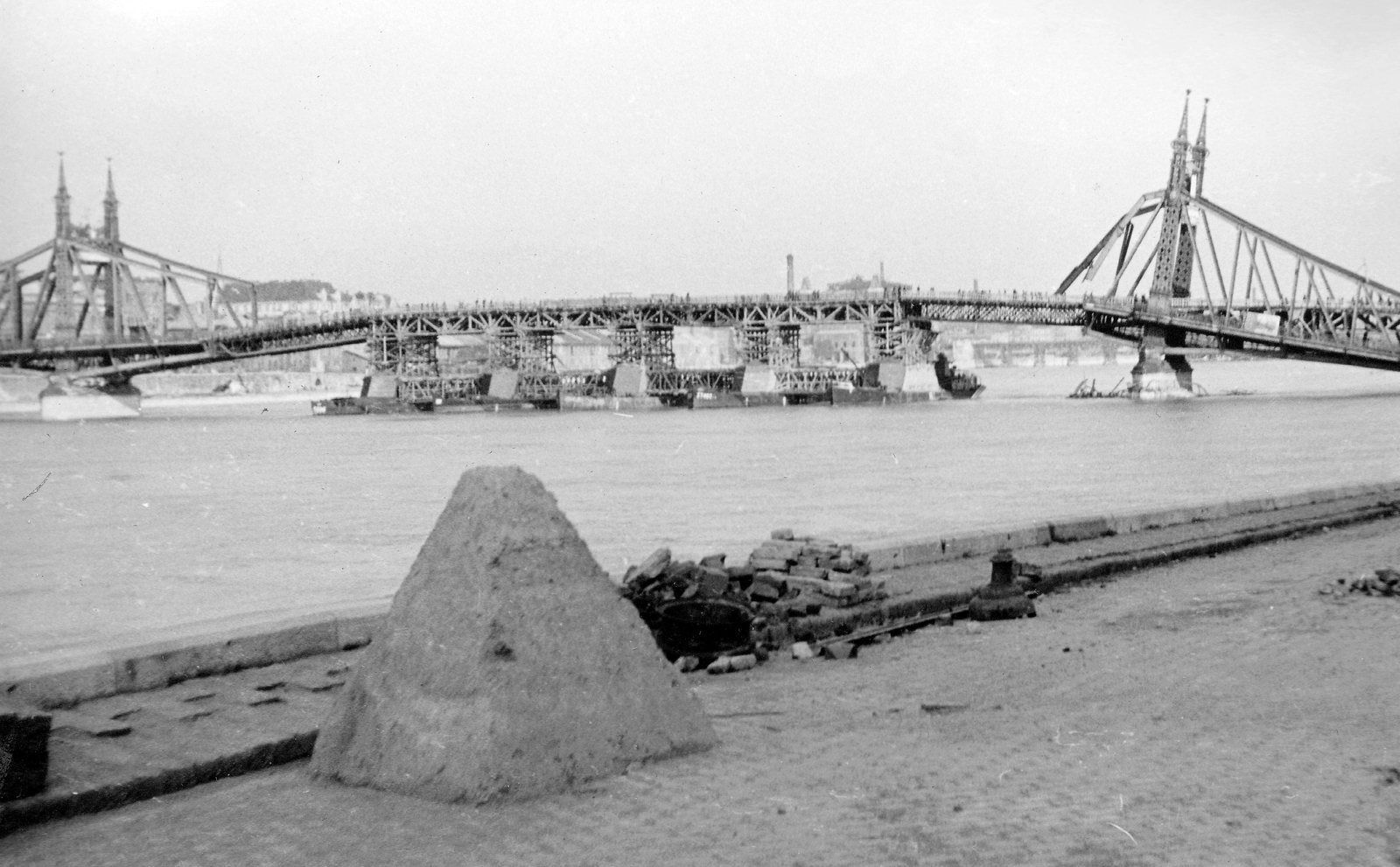 A Szabadság híd maradányaira épített pontonhíd képe a budai oldal felől.
