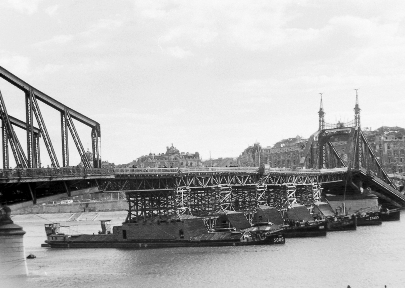 A Szabadság híd romjaira épített pontonhíd képe a pesti oldal felől.