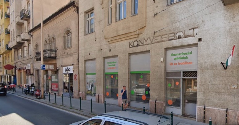 A kávézóvá váló egykori könyvesbolt, illetve a tőle balra álló Margit körút 9.