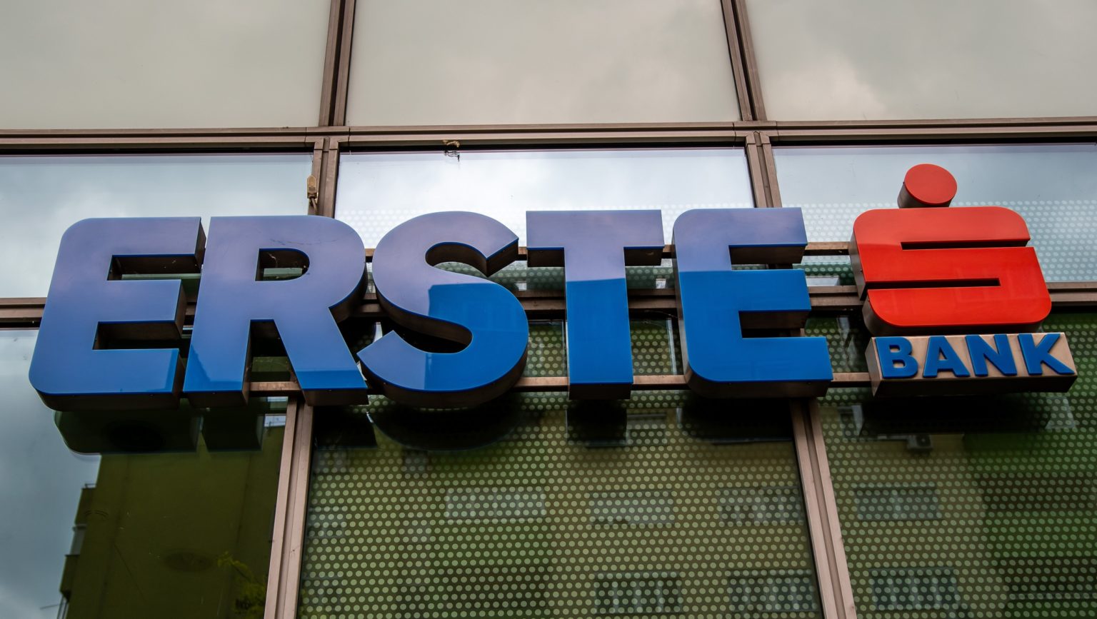 Meghátrált az Erste: újra használható a minden kártyát helyettesítő ...