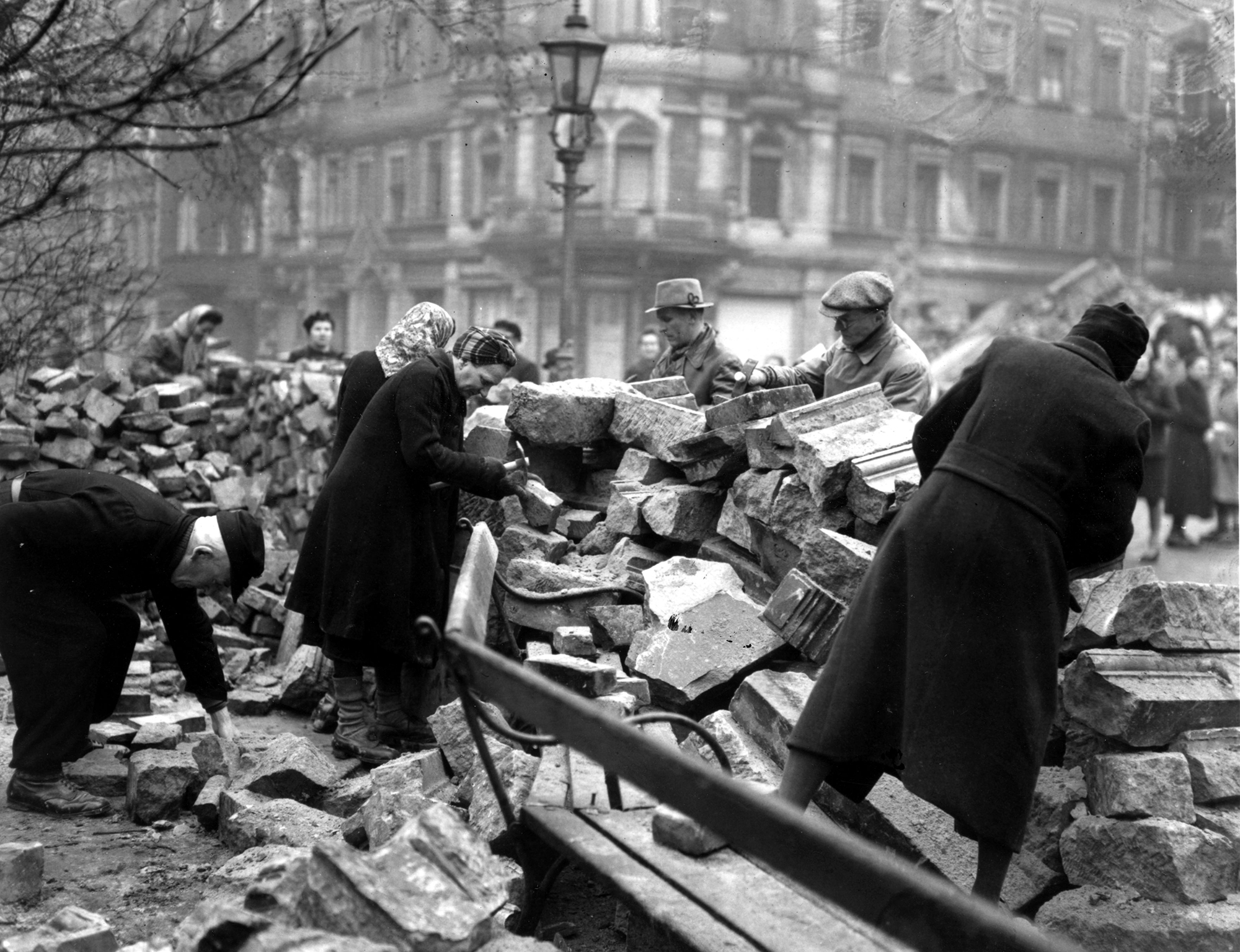 Россия после второй мировой. Дрезден после 2 мировой войны. Дрезден бомбардировка 1945. Восстановление Дрездена 1945.