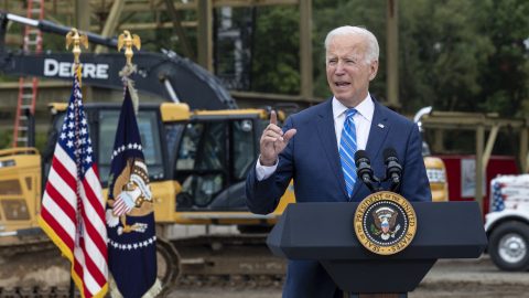 Az elnöknek a republikánusok mellett a lobbistákkal és saját pártjával is meg kell vívnia érte. Az már biztos, hogy az eredetileg tervezett formában nem megy át, miközben az is ezen múlik, Amerika szövetségi kormánya mennyire áll bele a klímaváltozás elleni küzdelembe.