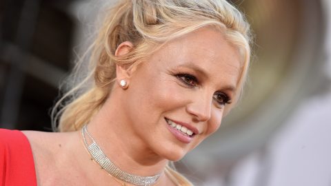 Britney Spears ledobta a bikinijét és meghempergett a tengerparti homokban