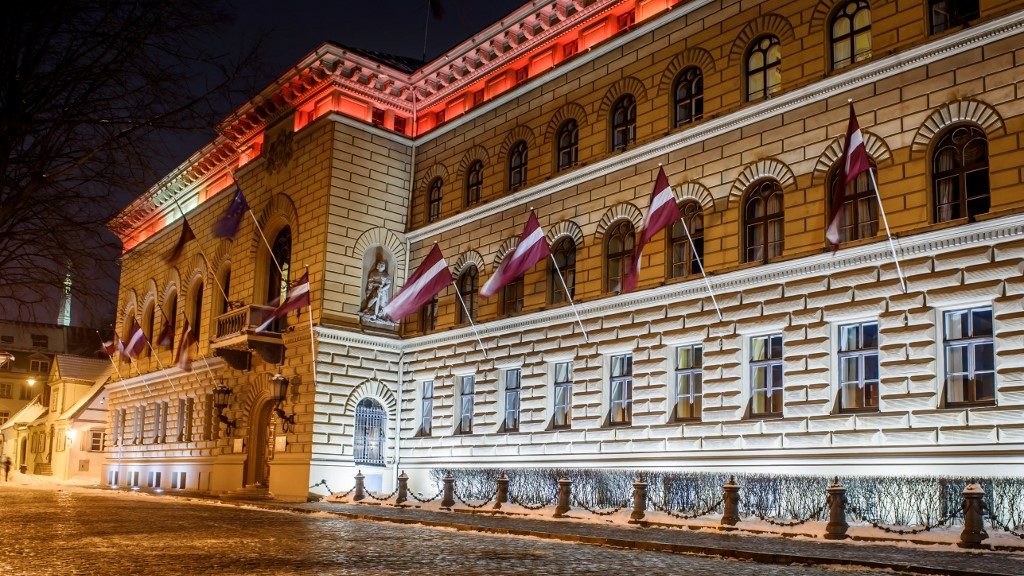 Csak az oltott képviselők szavazhatnak a lett parlamentben