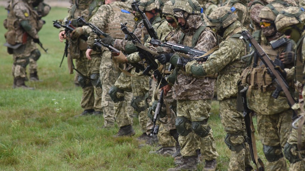 A NATO és Oroszország vezetői kölcsönösen fenyegetik egymást Ukrajna miatt