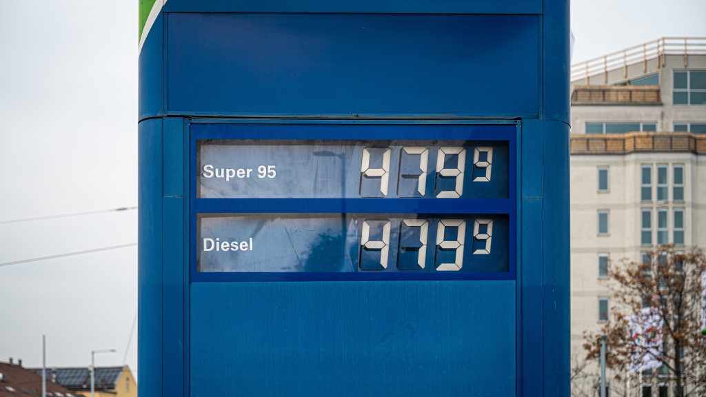 Egy nap alatt 150 benzinkutat ellenőriztek a pénzügyőrök