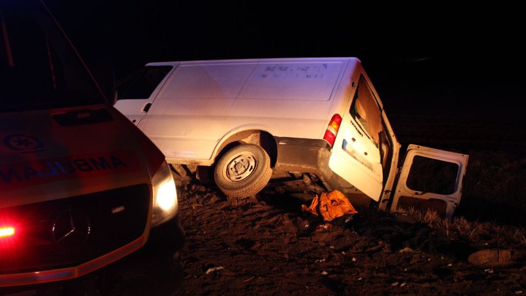 Felborult egy migránsokat szállító kisteherautó Domaszéknél