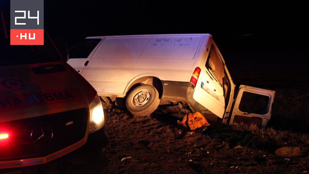 A van carrying migrants overturned at Domaszék