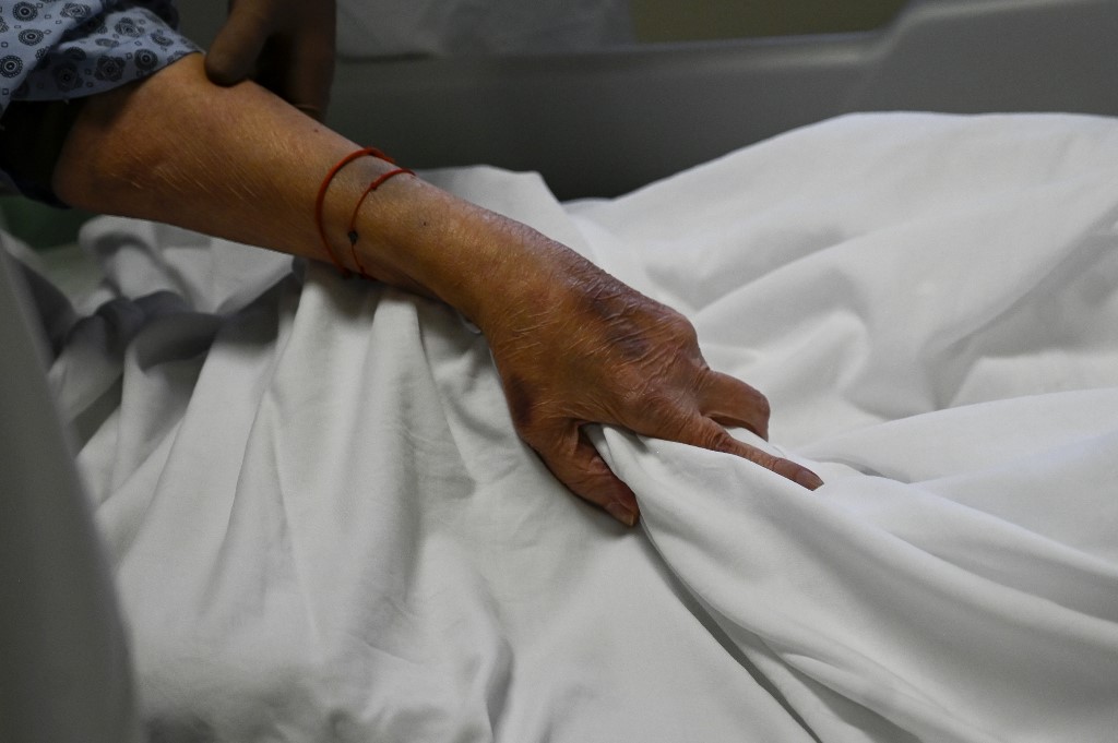 Három koronavírusos beteg halt meg egy bolgár kórház Covid-osztályán, mert egyikük rágyújtott