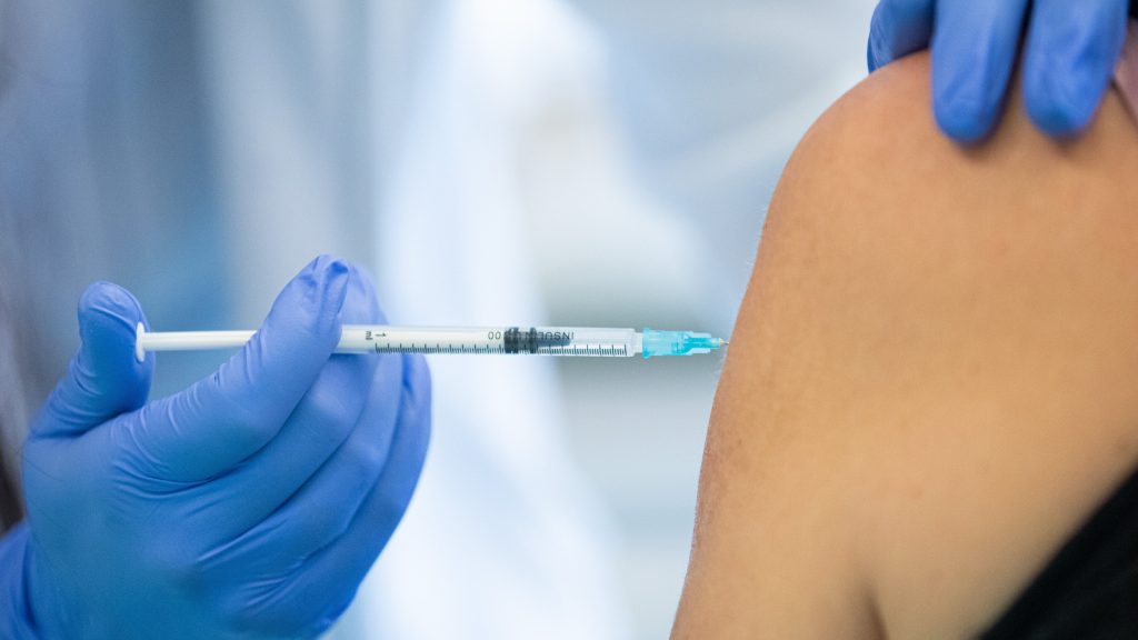 A saját vakcinájával olthatott illegálisan egy német orvos