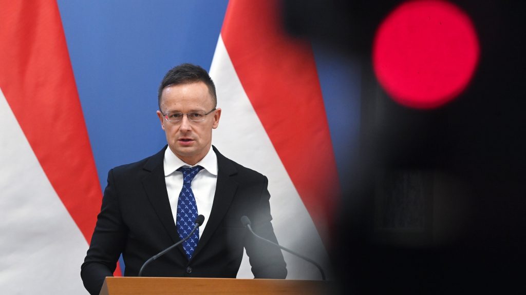 Szijjártó Péter szerint az USA élesíti a Magnitszkij-törvényt a magyar választásokra