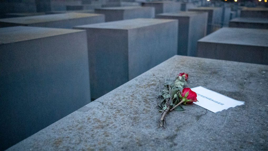 Lezuhant egy férfi a berlini holokauszt emlékműről