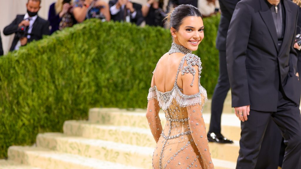 A kommentelők szerint Kendall Jenner olyan ruhában ment esküvőzni, amilyenben nagyon nem illik