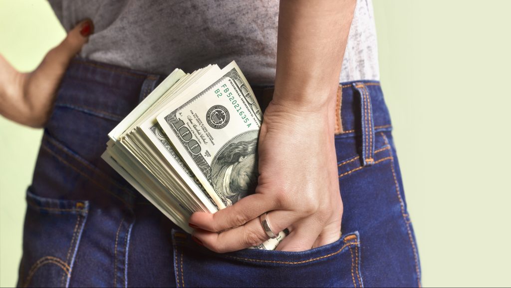 Éveken át lopott pénzt egy nő a munkahelyétől, hogy online szerencsejátékra költse