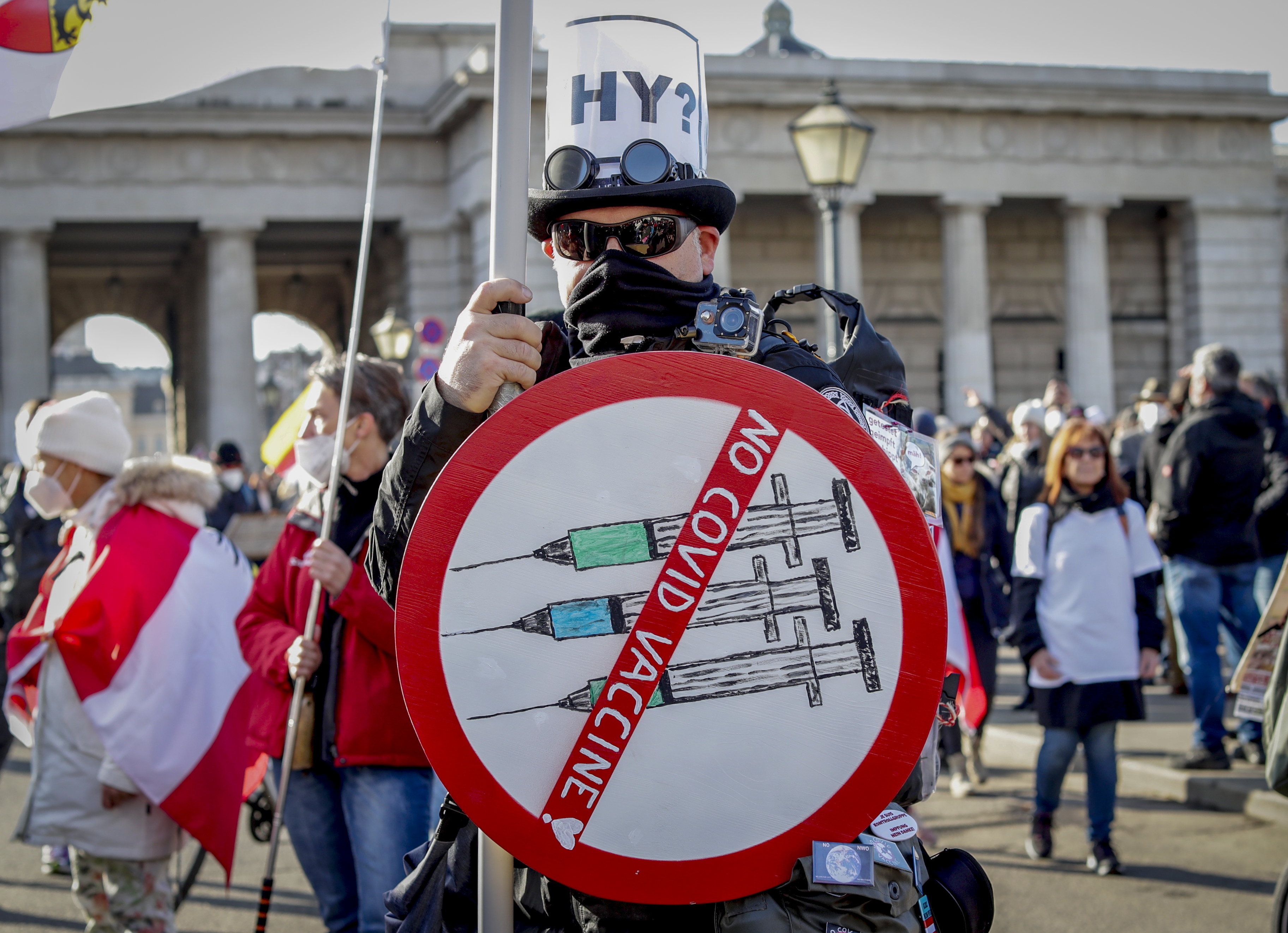 Tízezrek tüntetnek Bécsben a járvány miatti lezárások ellen