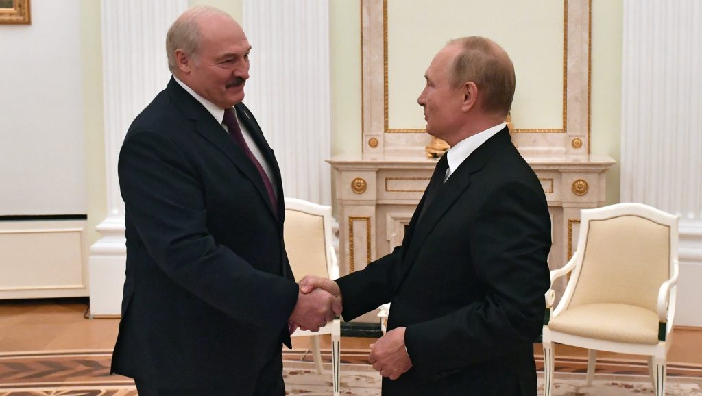 Lukasenka rakétarendszereket kér Putyintól