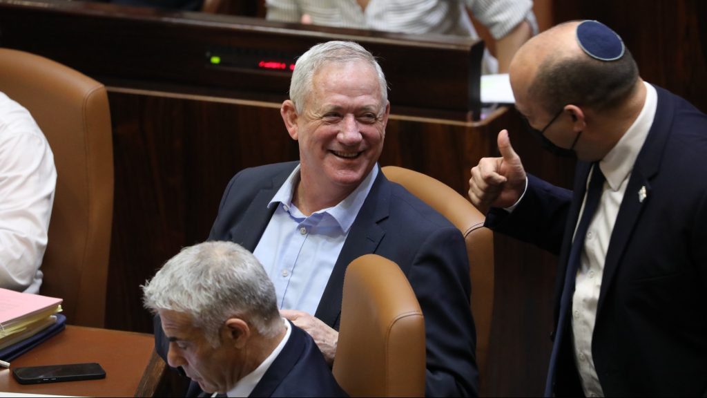 Kémkedéssel vádolják az izraeli védelmi miniszter házvezetőjét