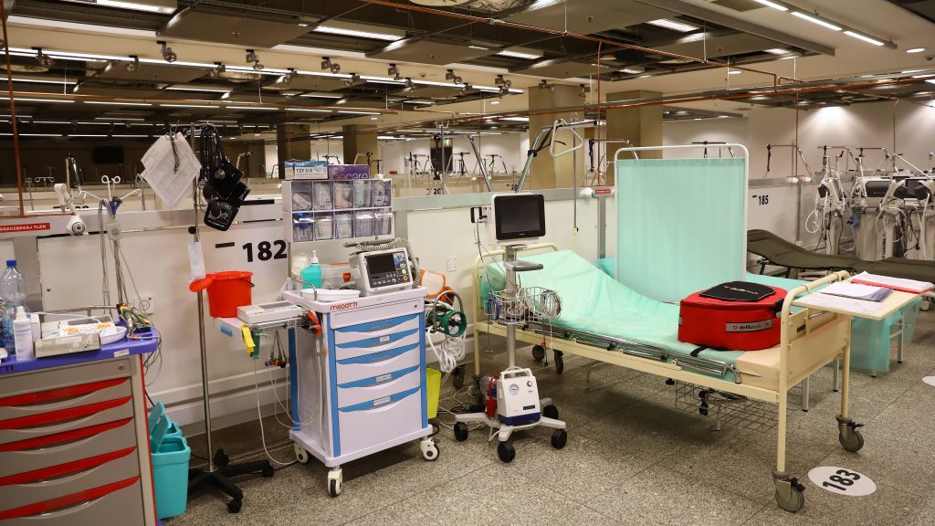 Ο κορεσμός των νοσοκομείων στην Ελλάδα είναι τέτοιος που η κυβέρνηση έχει διορίσει ιδιώτες γιατρούς