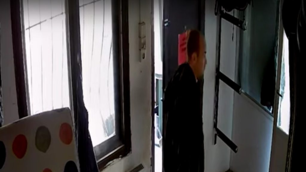 Videón az óbudai irodából pénzt lopó férfi